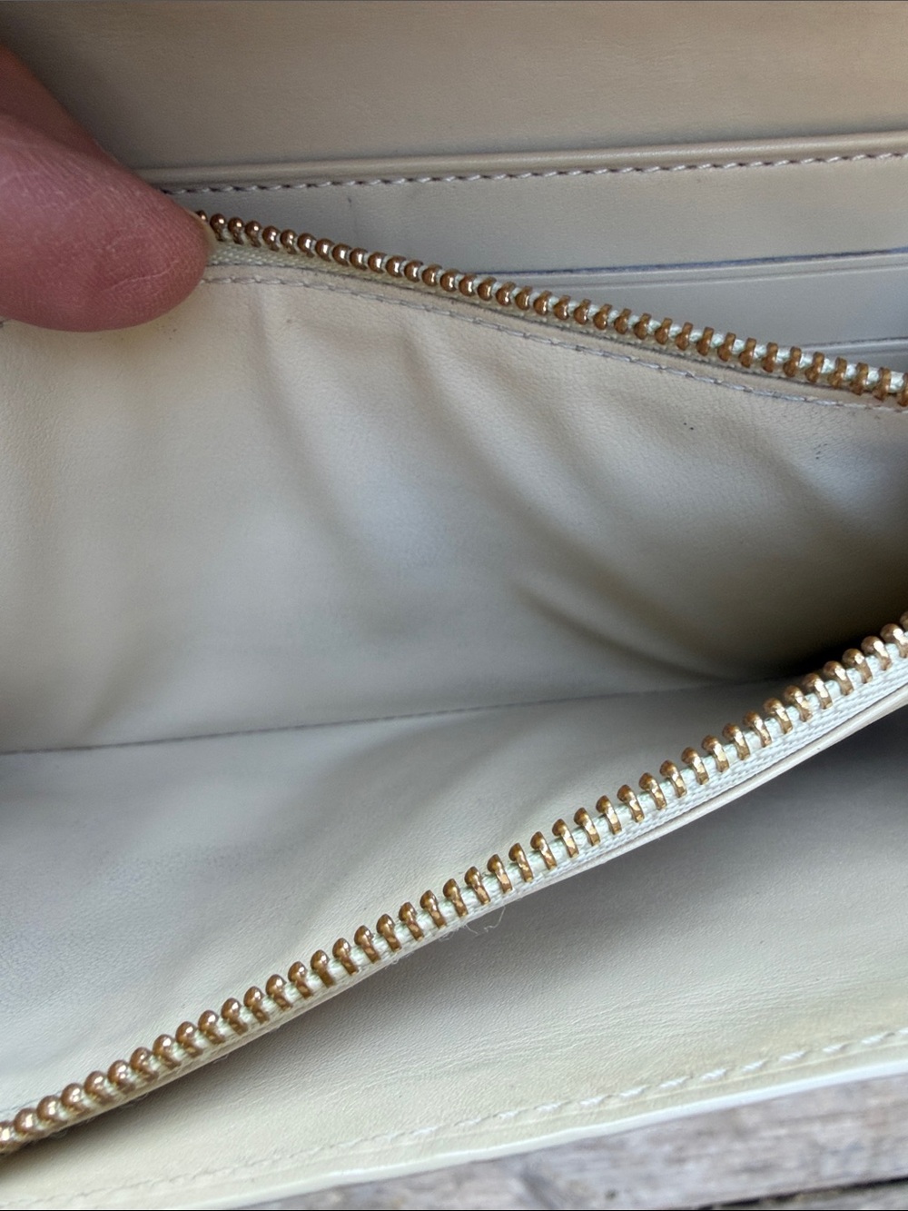 Louis Vuitton Shiny Cream Vernis Monogram Wallet with Gold Button - Picture 4 of 17